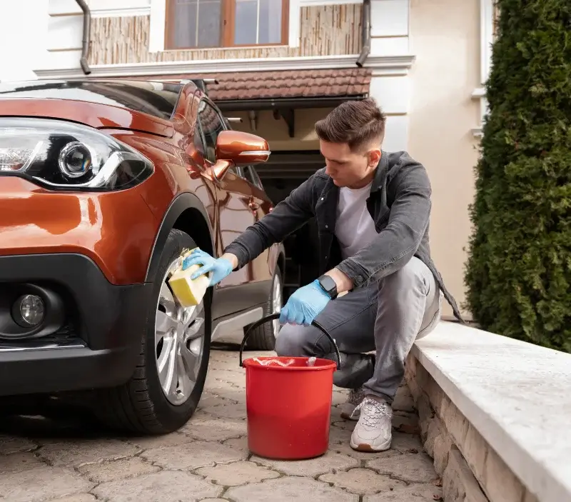 Lavage auto à domicile Saint-Jacut-de-la-Mer : professionnel intervenant sur un véhicule
